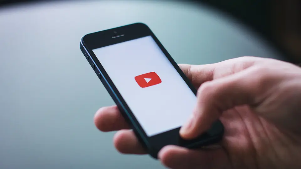 Sicher auf Dating Seiten: zwei Hände halten ein Smartphone