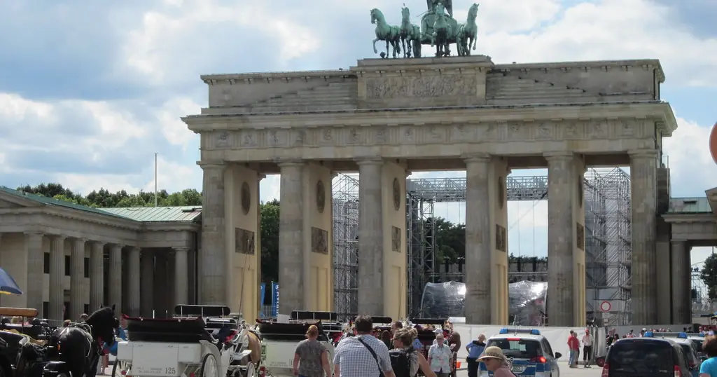 Dating Seiten Berlin: das Brandenburger Tor an einem sonnigen Tag mit Besuchern davor