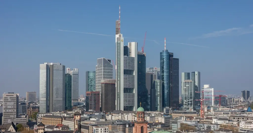 Dating Seiten Frankfurt: die Hochhäuser der Innenstadt hinter der Paulskirche an einem klaren Tag