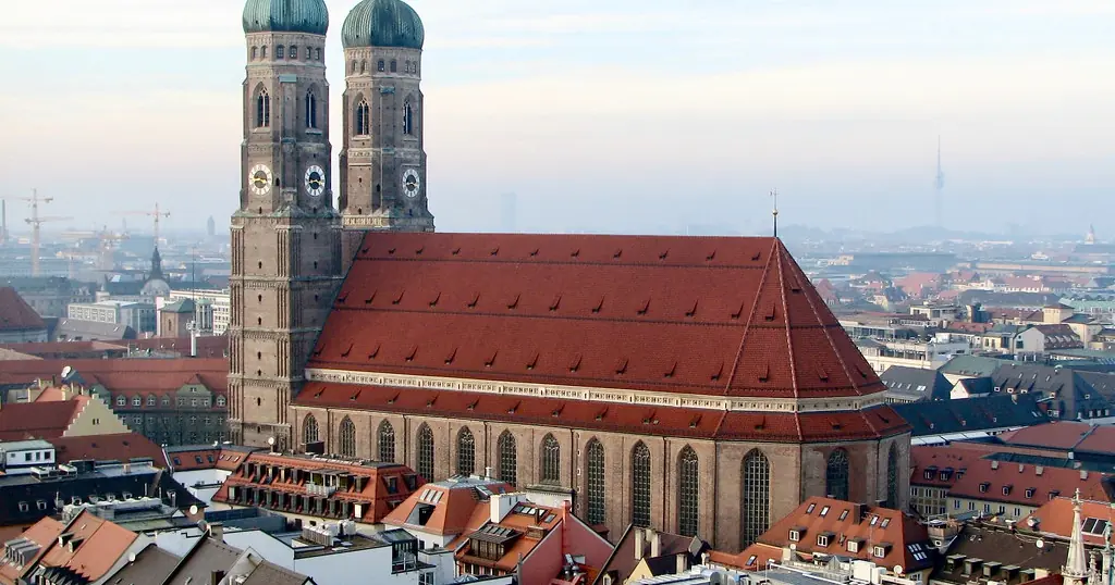 Dating Seiten München: die Frauenkirche mit ihren zwei Türmen über den Dächern der Altstadt